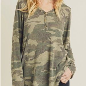 Jodifl Camo top• love the buttons• 🖤